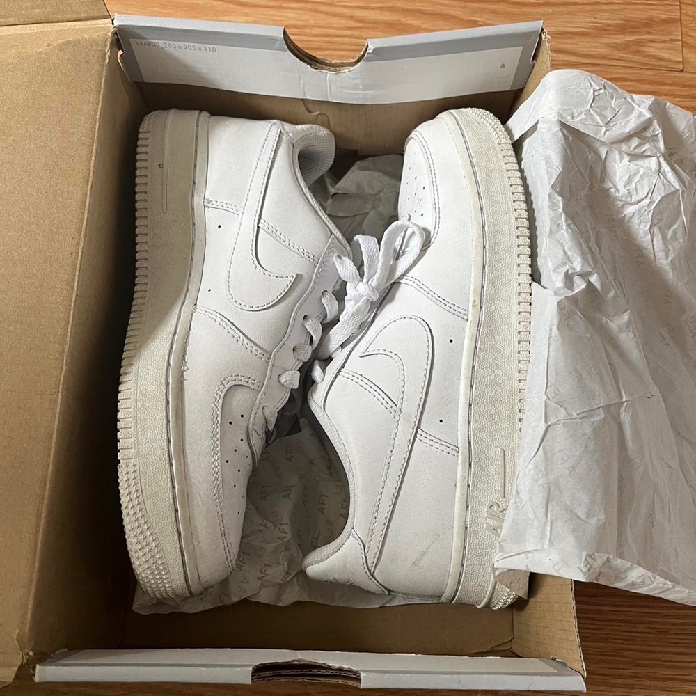 WHITE NIKE AIR FORCE 1